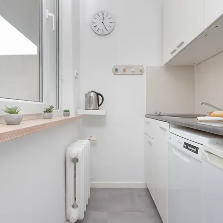 Unique & Seaside For 4 People In By Renters شقة غدينيا