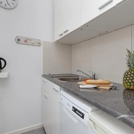 Unique & Seaside For 4 People In By Renters شقة