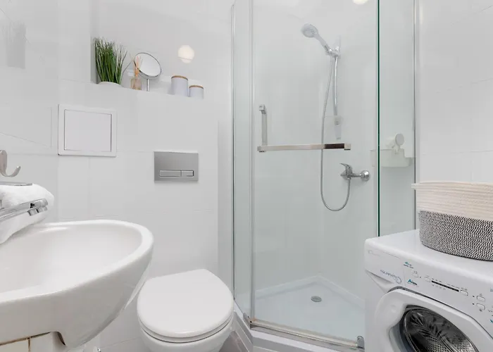 Unique & Seaside For 4 People In By Renters דירה גדינייה