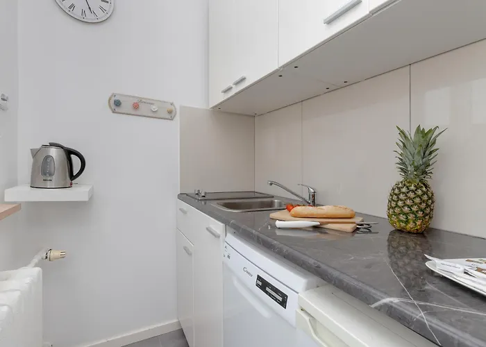 Unique & Seaside For 4 People In By Renters דירה