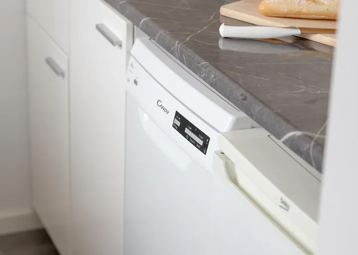 Unique & Seaside For 4 People In By Renters דירה *